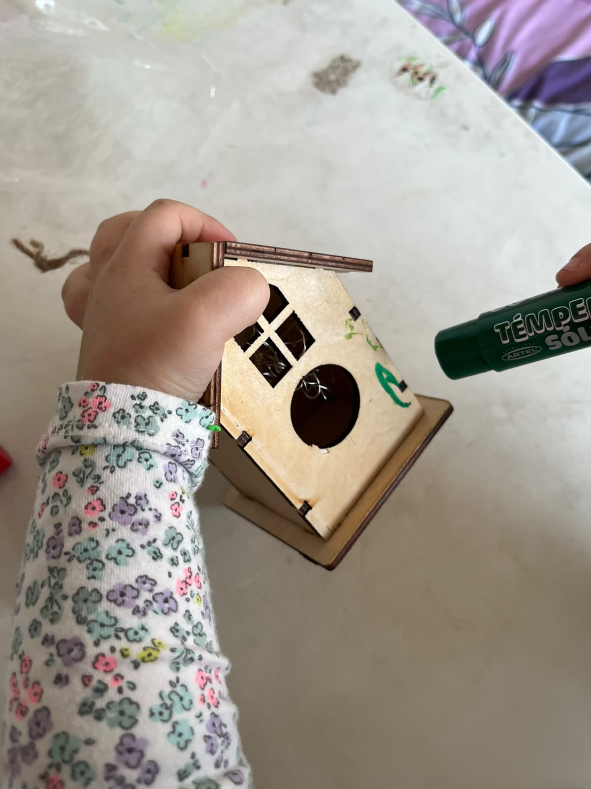casita de madera pintada