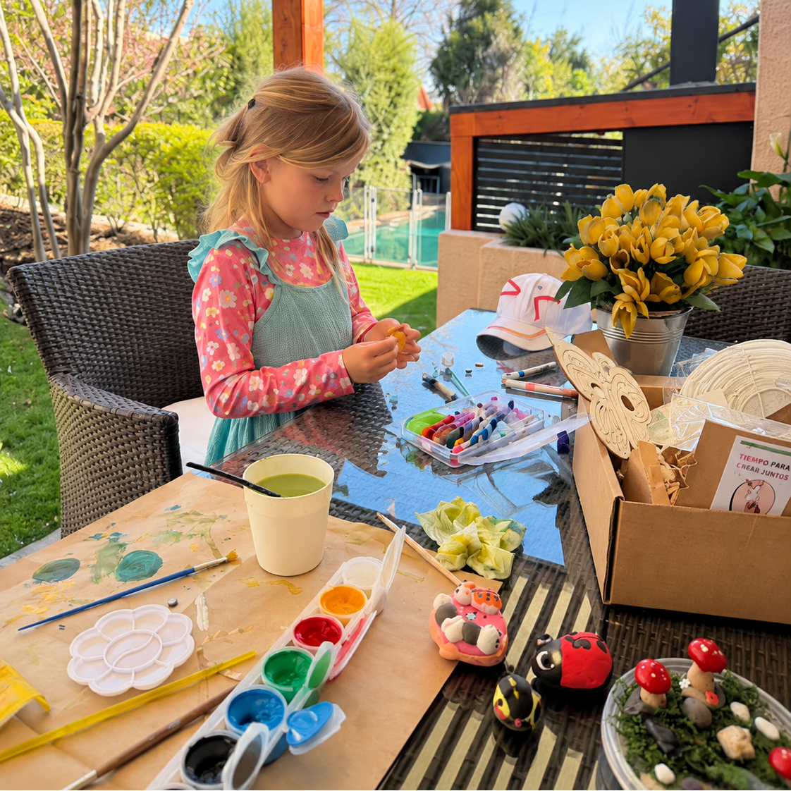 niña creando proyectos al aire libre
