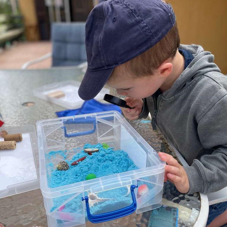 nino explorando box sensorial mar