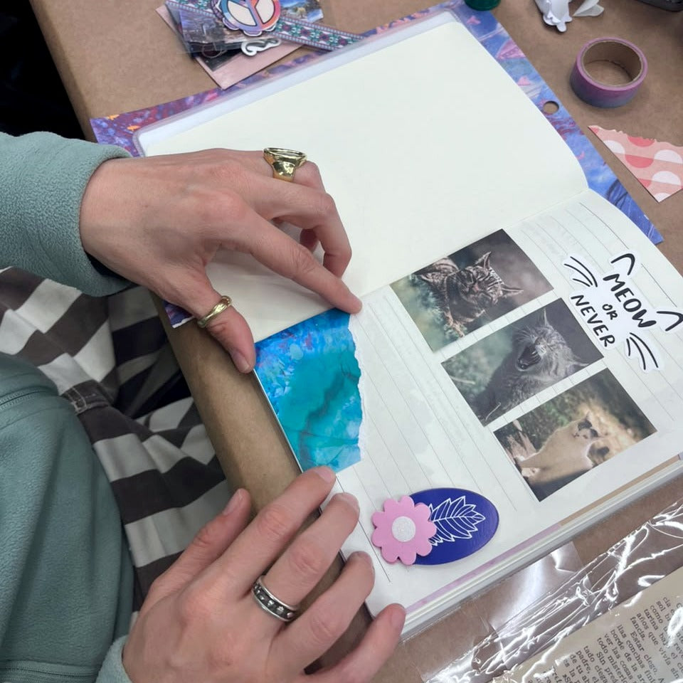Collage de fotos, papeles y stickers en una libreta durante un taller de journaling para equipos y cumpleaños