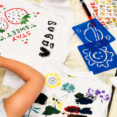 Nina pintando poleras con stencil
