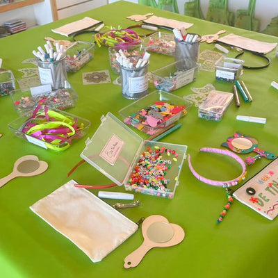 Mesa instalada con los materiales de la experiencia grupal Crea tus Accesorios