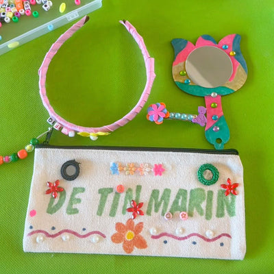 Cintillo, estuche de tela, espejo y traba decorados en la experiencia Crea tus Accesorios de De Tin Marín