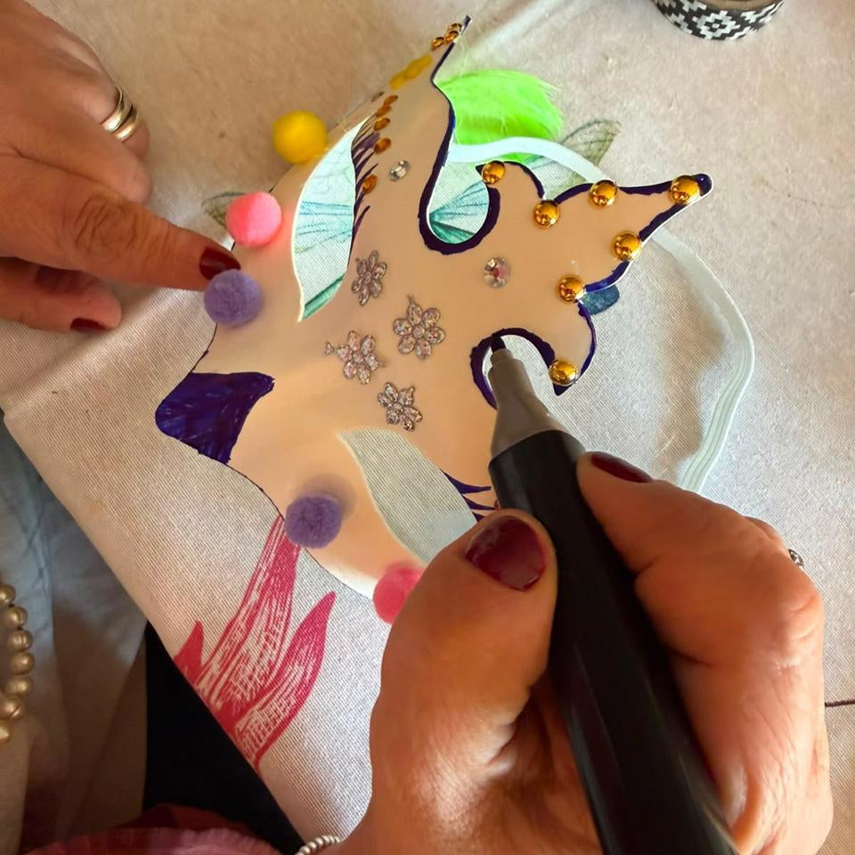 antifaz de carton pintado con plumones