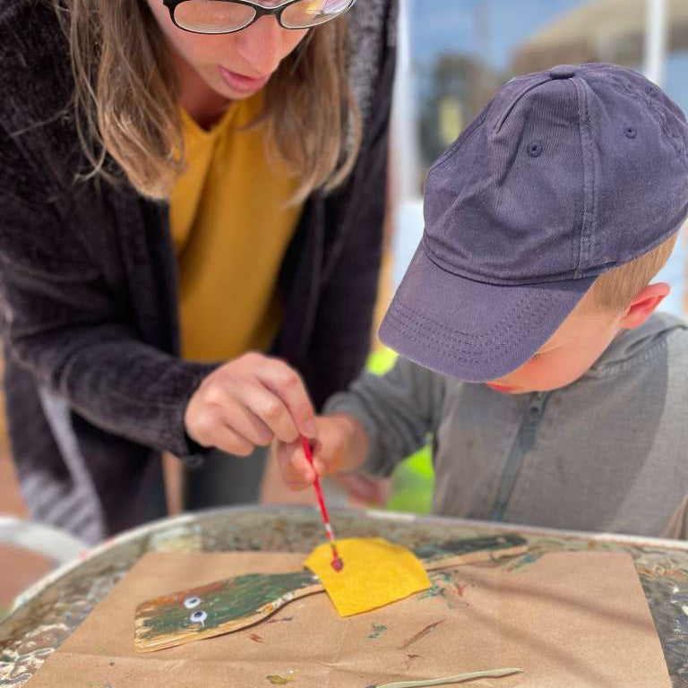 familia construyendo su propia familia de titeres