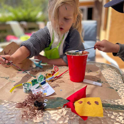 familia de titeres construidas con cucharas de palo