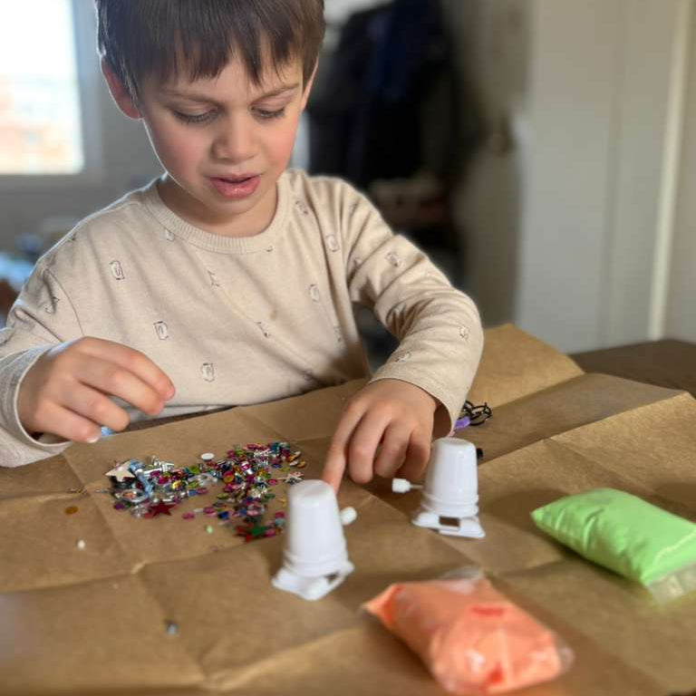 kit para armar robots usando masas y lentejuelas