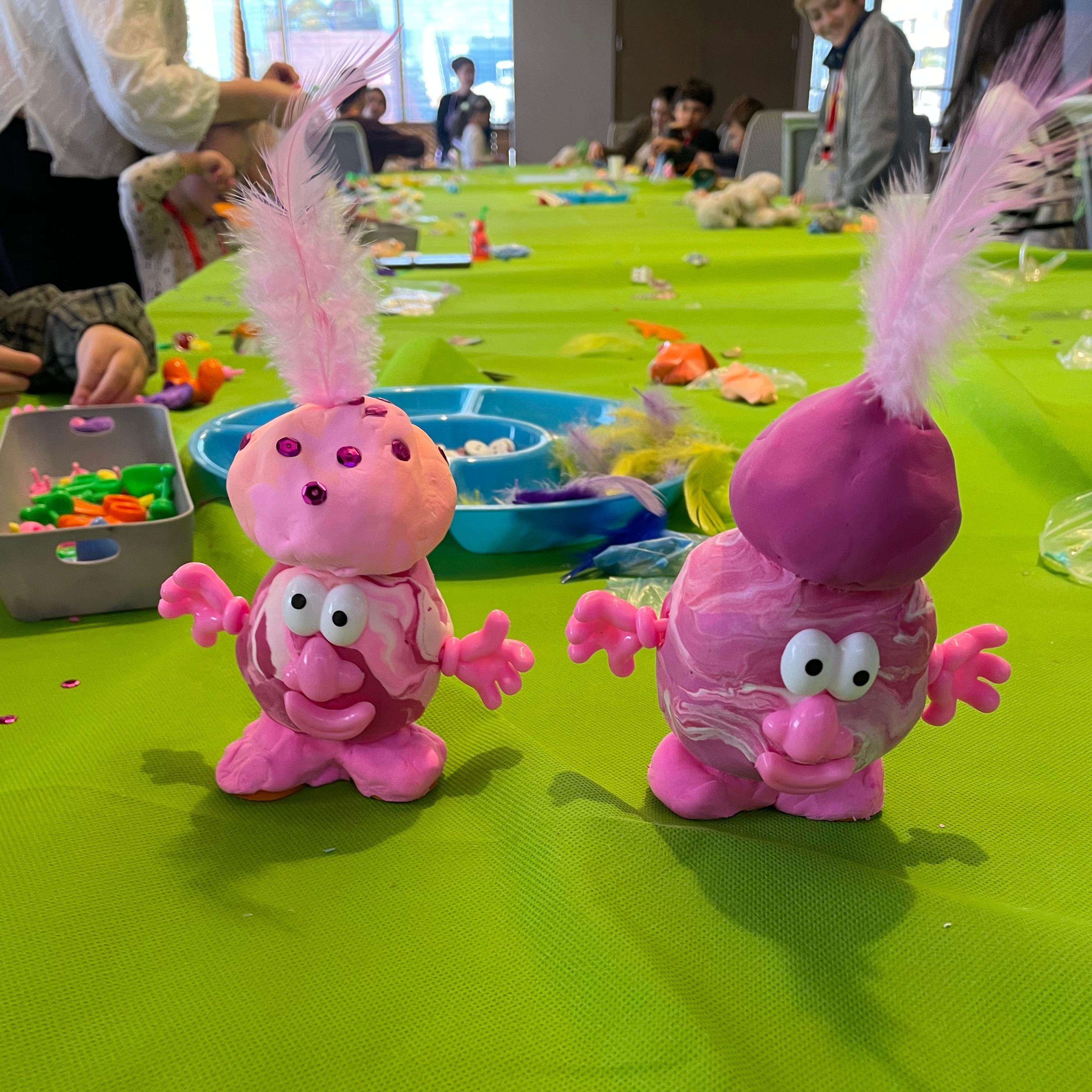 personajes de masa y accesorios para ninos