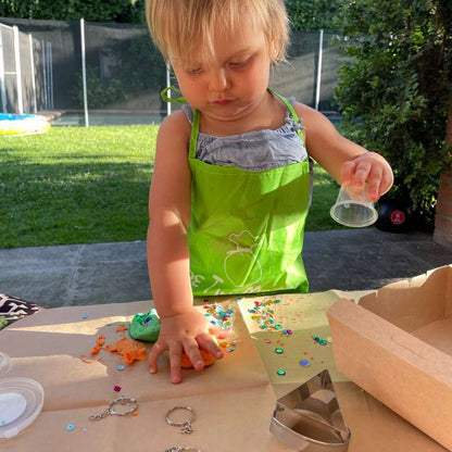 niña construyendo llaveros con masa