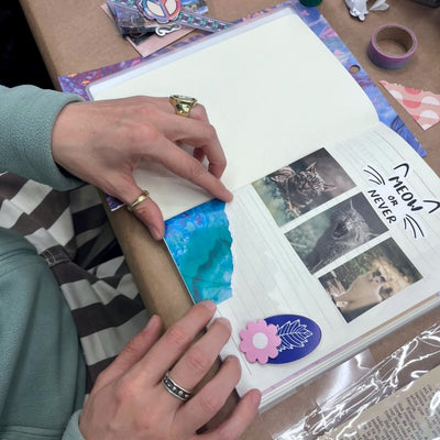 Collage de fotos, papeles y stickers en una libreta durante un taller de journaling para equipos y cumpleaños